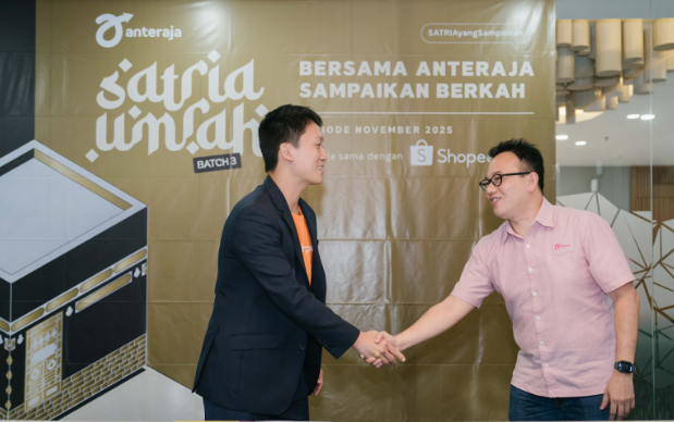 Director of Business Partnership Shopee Indonesia Daniel Minardi dan CEO Anteraja, Handy Widiya di acara peluncuran kerja sama Anteraja dan Shopee untuk program SATRIA Umrah 2025